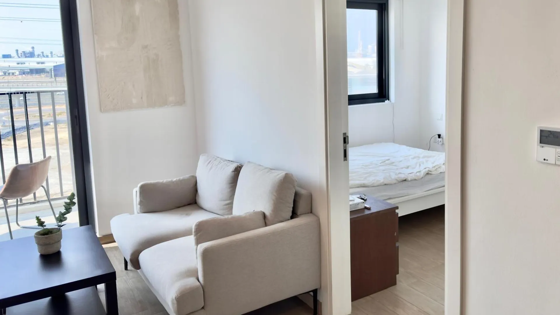 Dubai Starts Here With Amazing Apartment With Walking Distance To Metro