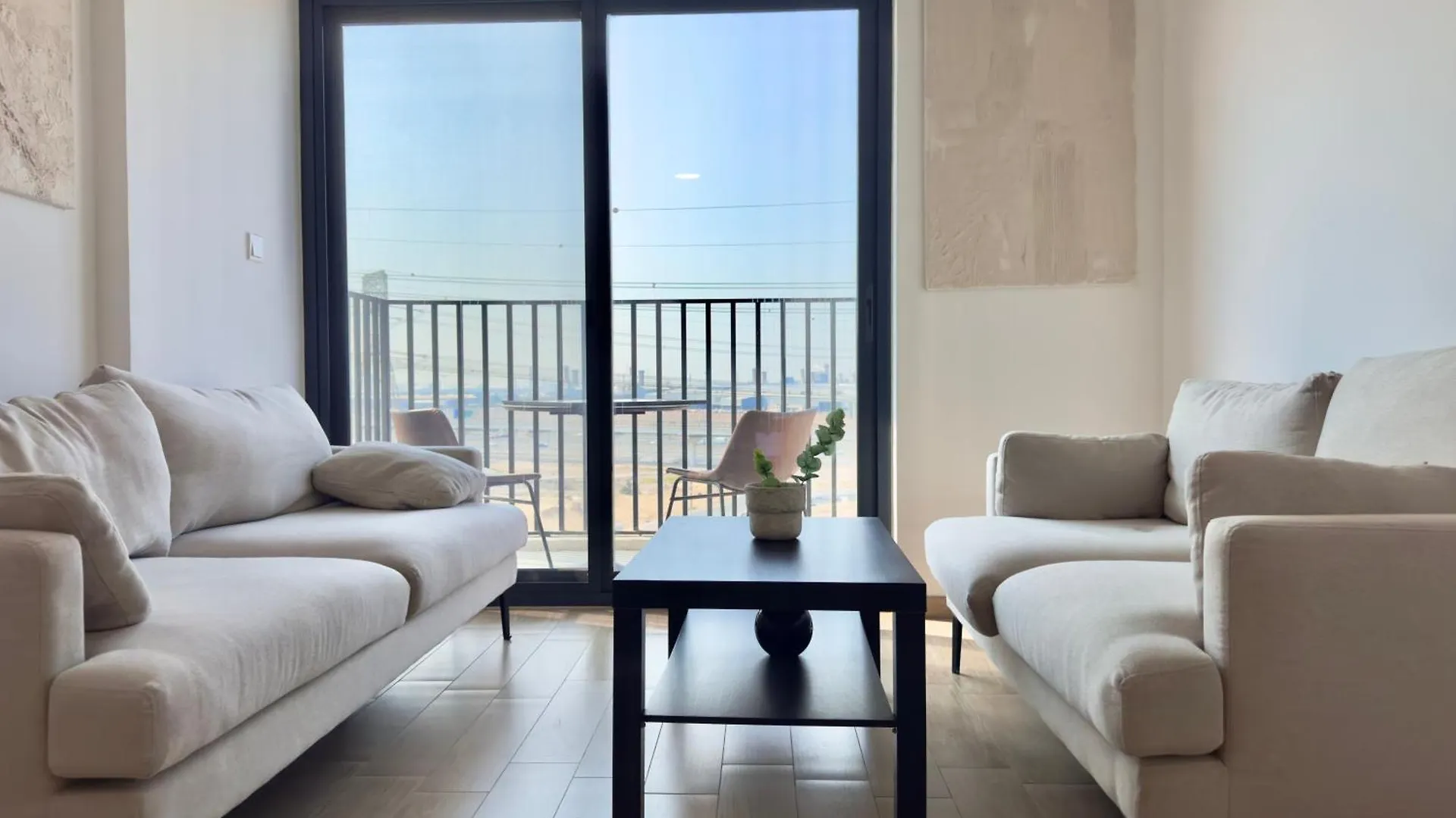 Dubai Starts Here With Amazing Apartment With Walking Distance To Metro